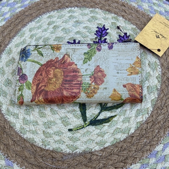 Patricia Nash Nazari Wallet in “Parisian Newspaper” BRAND NEW 🆕 - Picture 3 of 4